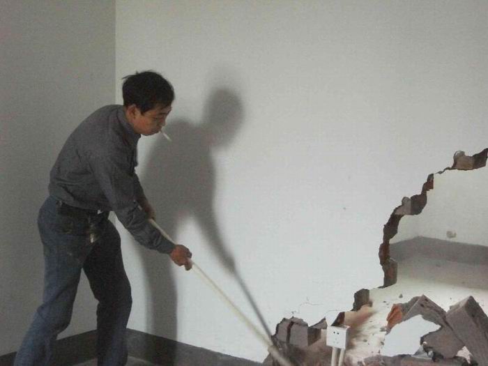 砸墙